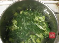 Illustration of how to make stir-fried broccoli and carrots with meat 5