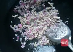 Illustration of how to make fried rice noodles with tomato sauce 4