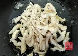 Illustration of how to stir-fry shredded pork with green pepper and onion 3