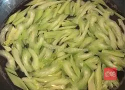 Illustration of how to stir-fry pork belly and dried celery 1