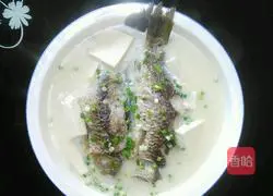 Illustration of how to make braised crucian carp 4