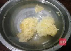 Illustration of how to make red dates, rock sugar, tremella and lotus seed soup 1