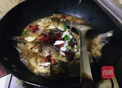 Illustration of braised wild crucian carp 6