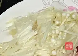 Illustration of how to make fried enoki mushrooms with lean meat 2