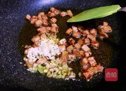 Illustration of how to make spicy stir-fried three dices 8