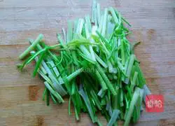 Illustration of how to make fried beef with celery 2