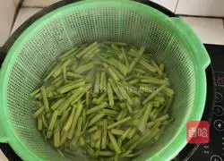 Illustration of how to stir-fry pork with celery 3