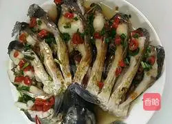 Illustration of how to open a peacock's tail 4