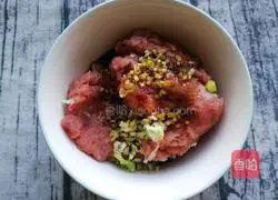 Illustration of how to wrap shrimps in wonton skins 4