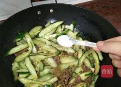 Illustration of how to make cucumber and beef stir-fry 11