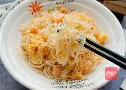 Illustration of how to stir-fry vermicelli with cabbage and eggs 16