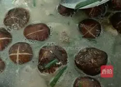 Illustration of how to make chicken stewed mushroom vermicelli 5