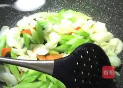 Illustration of how to stir-fry celery with lilies 15