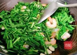 Illustration of how to stir-fry leeks with shrimps 10
