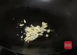 Illustration of how to make fried scallops with celery 2