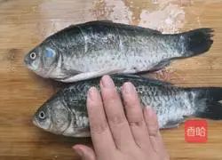 Illustration of how to make scallion-flavored crucian carp 4