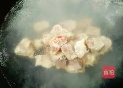 Illustration of how to make steamed pork ribs vermicelli with rice noodles 2