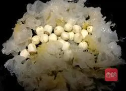 Illustration of how to make red dates, white fungus and lotus seed soup 3