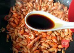 Illustration of how to stir-fry river shrimp with chives and moss 8