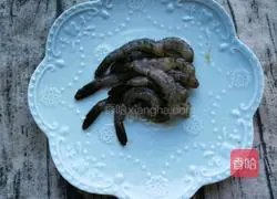 Illustration of how to wrap shrimps in wonton skins 7