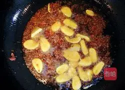 Illustration of how to make spicy stir-fried razor clams 3