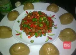 Illustration of how to make steamed buns with spicy diced pork 1