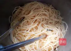 Illustration of how to make white wine clam pasta 3