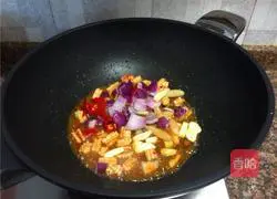 Illustration of how to stir-fry squid with celery and pickled pepper 7