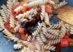 Illustration of how to make tomato and black pepper pasta 8