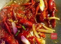 Illustration of how to make garlic crayfish 14