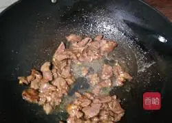 Illustration of how to stir-fry beef with onions 6
