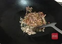 Illustration of how to make pickled pepper beef 5