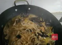 Illustration of Northeastern Chicken Stewed Mushroom Vermicelli 7