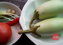 Illustration of how to stir-fry shredded eggplant in oyster sauce 1