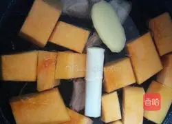 Illustration of how to make pork ribs and pumpkin soup 5