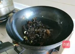 Illustration of how to make scrambled eggs with fungus, spinach and eggs on the fifteenth day of the first lunar month