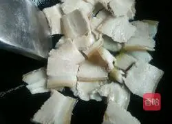 Illustration of how to make stir-fried twice-cooked pork with dried fragrant seeds 7