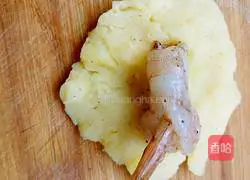 Illustration of how to make mashed potato and shrimp balls 12