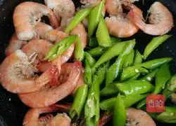 Illustration of how to make fried shrimps with Hangzhou pepper 6