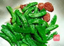 Illustration of how to stir-fry snow peas with sausage 6