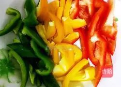 Illustration of how to stir-fry shrimps with colored peppers 9