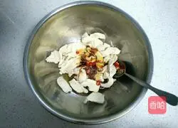 Illustration of how to make red oil chicken slices 6