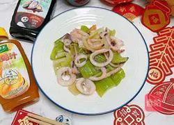 Illustration of how to stir-fry squid and celery 14