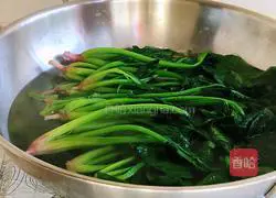 Illustration of how to make steamed eggs with spinach and shrimp 2