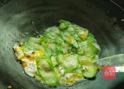 Illustration of how to make scrambled eggs with luffa 6