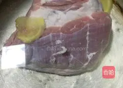 Illustration of how to make twice-cooked pork with green pepper and onion 2