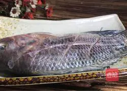 Illustration of how to cook crucian carp with coriander 1