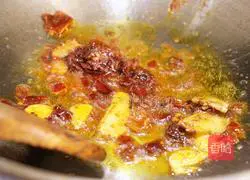 Illustration of how to make spicy squid flowers 7