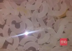 Illustration of how to make papaya, tremella and lotus seed soup 4