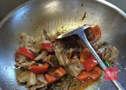 Illustration of how to make twice-cooked pork with double pepper 3